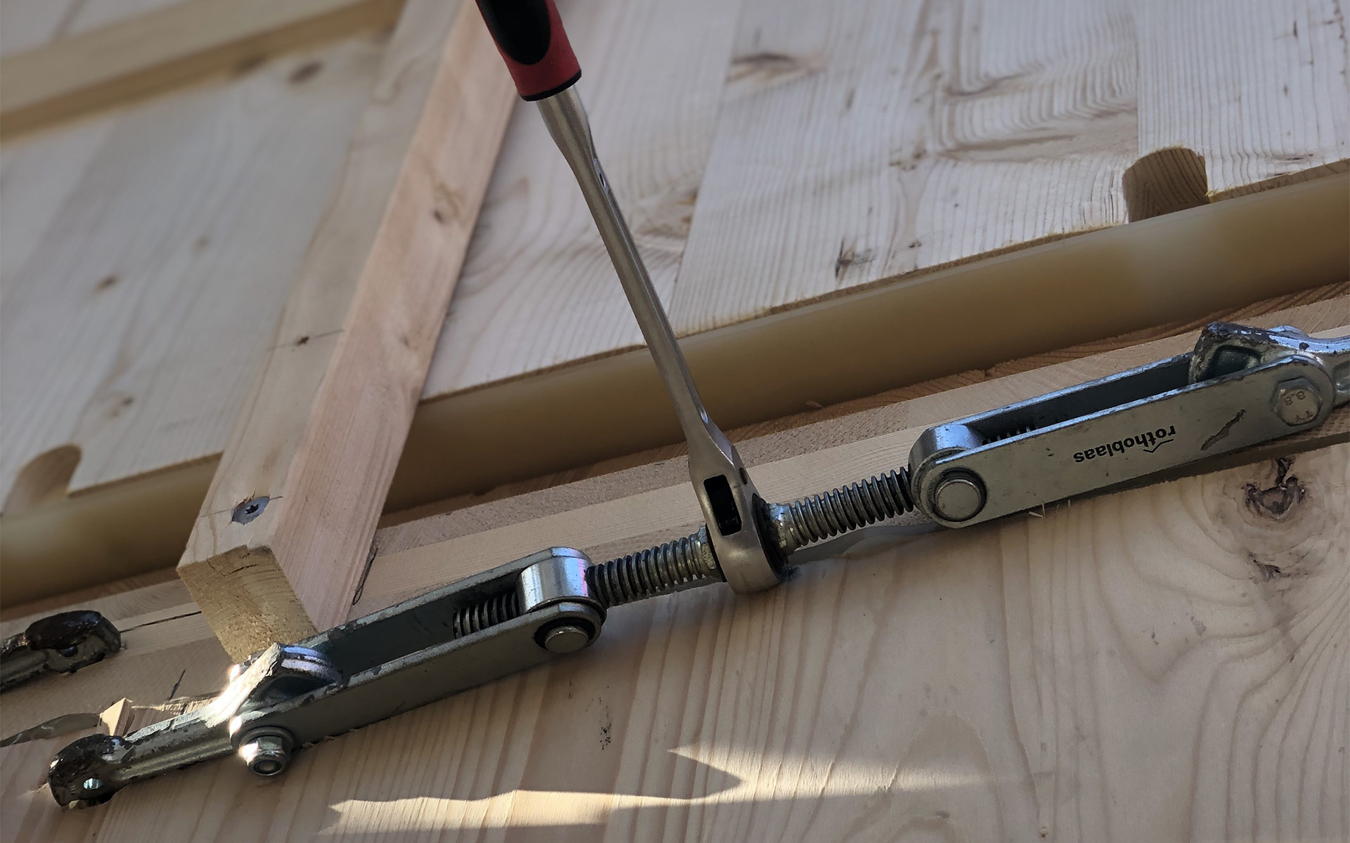 GEKO Rothoblaas: tirapannelli per montaggi precisi in legno