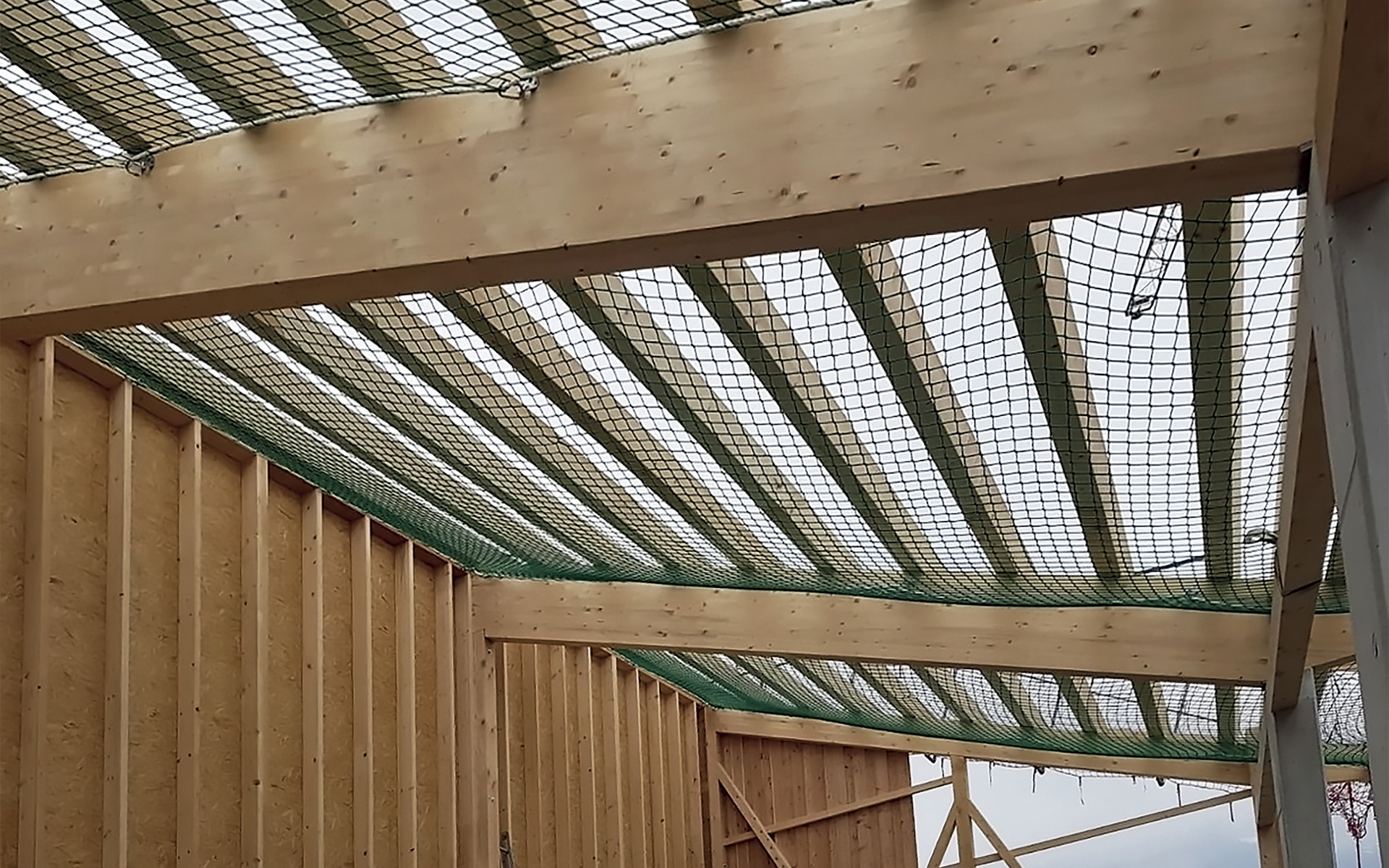 Rete anticaduta per protezione collettiva in cantiere in legno