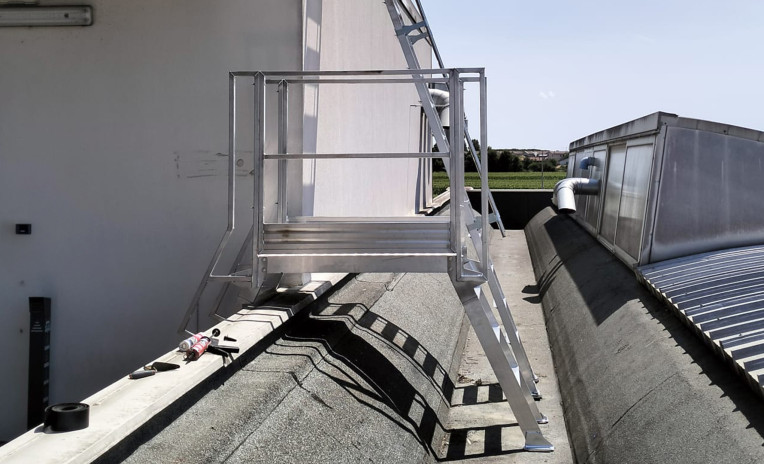 Accesso in sicurezza alla copertura senza fissaggi a parete